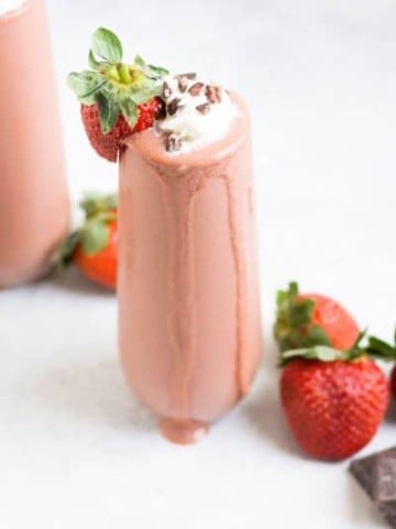 Chocolate Dipped Strawberry Smoothie. Chocolate dipped strawberries in a thick, creamy smoothie. Makes a great snack to pick up your day. #smoothie #chocolate #strawberry