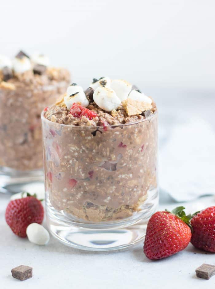 Strawberry S'mores Overnight Oats. Your favorite campfire treat for breakfast? Yes! Fresh strawberries, chocolate and even crushed graham crackers make this a fun make ahead breakfast! #overnightoats #smores #chocolate