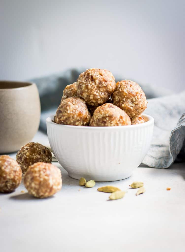 These Chai Spiced Energy Bites are the perfect snack this fall! This recipe is simple and with all the cozy spices of a chai tea latte--no baking required!