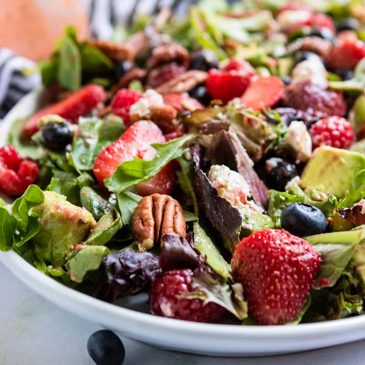 https://lemonsandzest.com/wp-content/uploads/2020/07/Mixed-Green-Salad-with-Berries-22.jpg