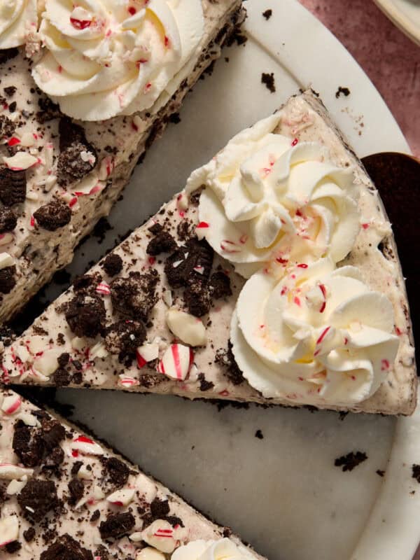 Peppermint Oreo cheesecake slice on spatula before being pulled from the pie dish.