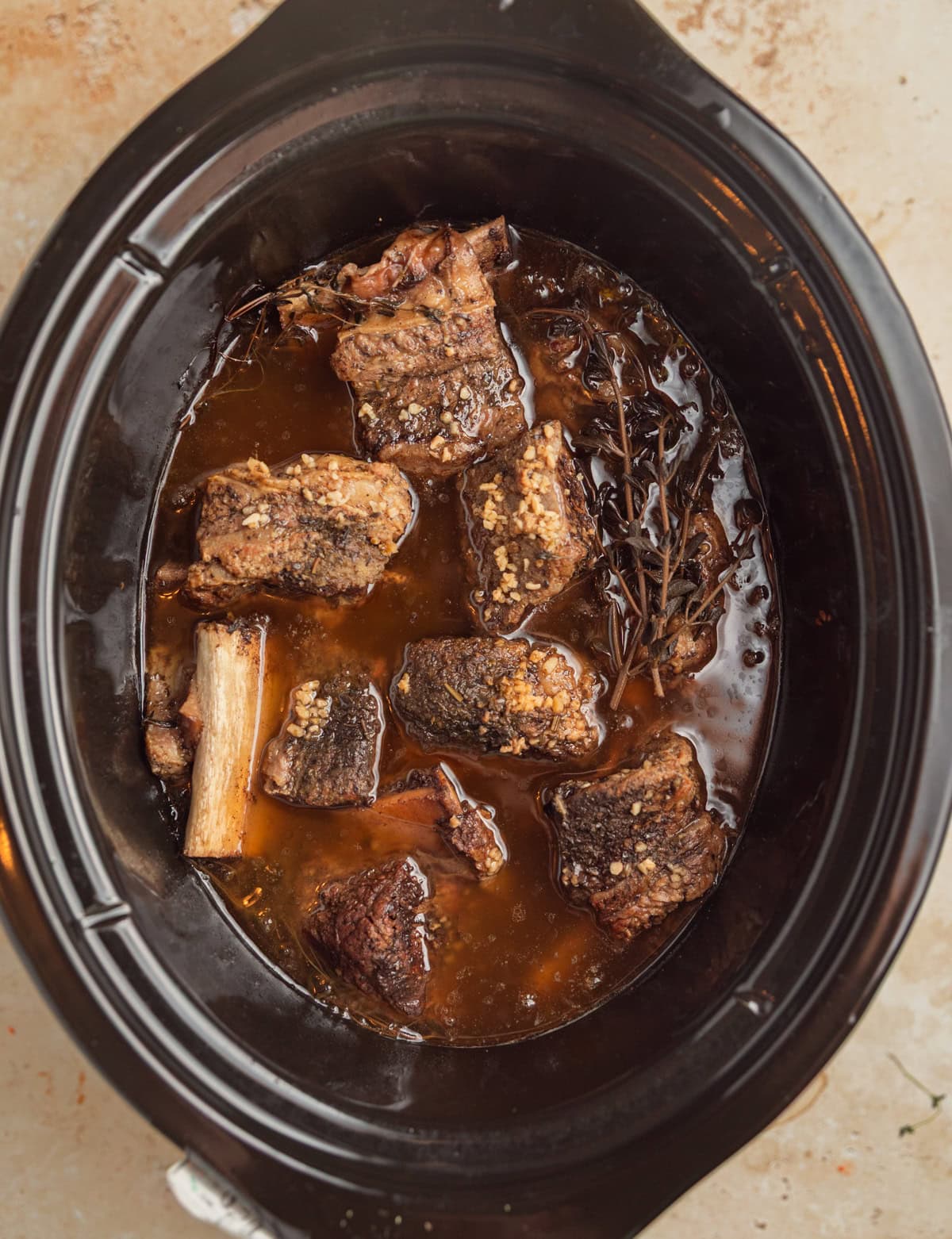 Cooked short ribs in juices.