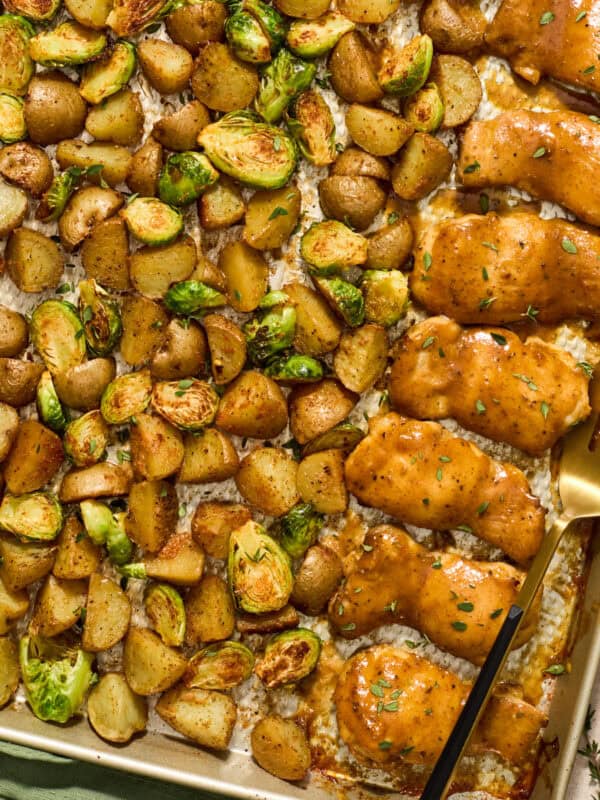 Baking pan with chicken and vegetables cooked.